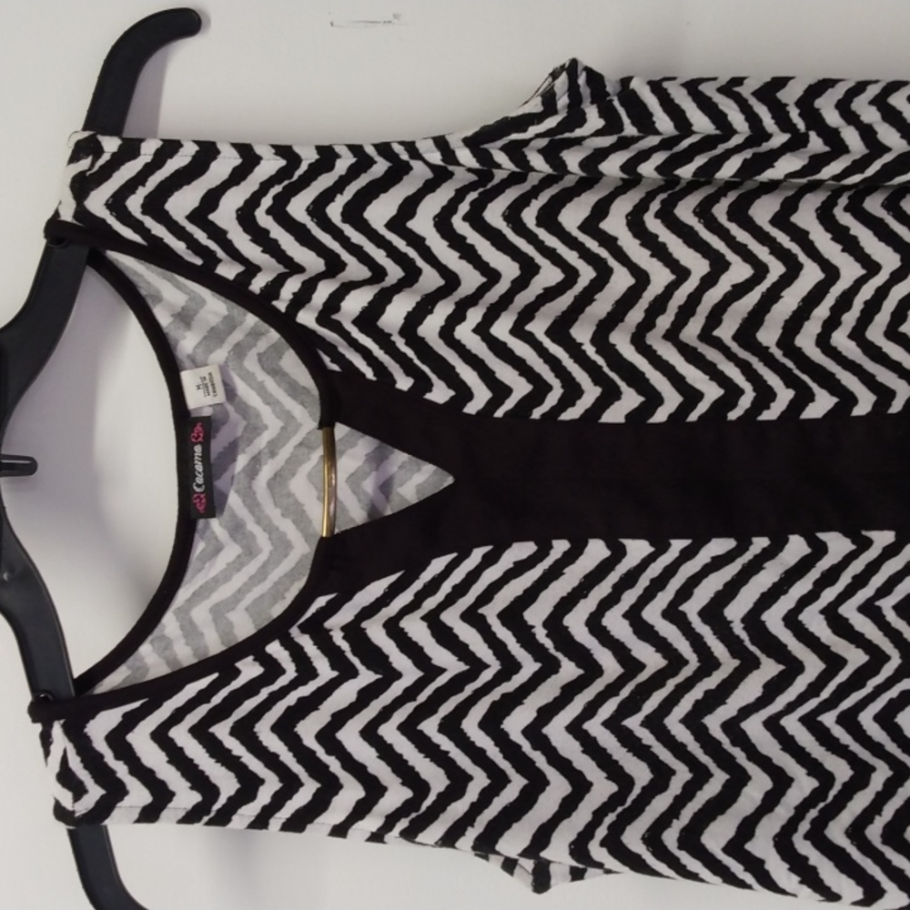 Final Sale! Cacoma ladies Med tank top black and white layered